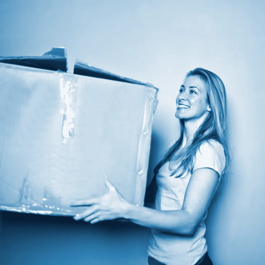 Mujer sonriente sosteniendo una caja de cartón, imagen en tonos azules